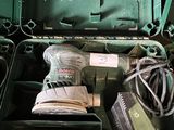une mallette verte contenant des outils et une paire de chaussures