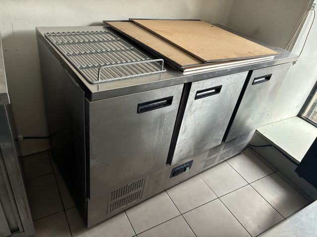 Tour réfrigérée inox groupe logé ouvrant à trois portes de marque...
