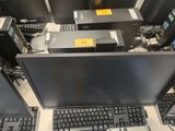 beaucoup d'ordinateurs posés sur une table