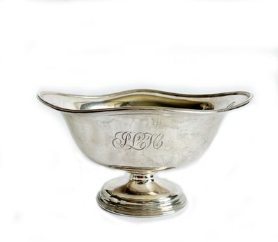 une image représentant un bol en argent orné d'un monogramme