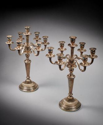 paire de candélabres et de bougeoirs en métal argenté