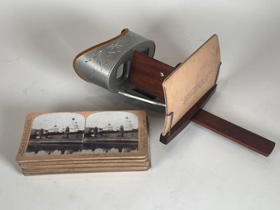une vieille photo représentant un pistolet et un livre posés sur une table