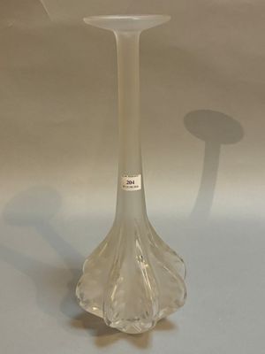 un vase en verre posé sur une table