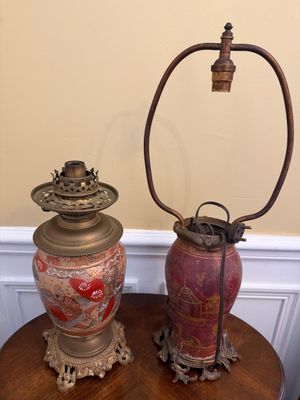 deux vases posés sur une table sur laquelle se trouve une lampe