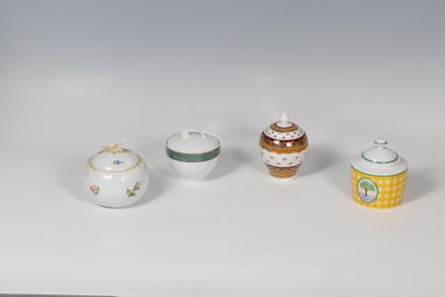 Ensemble comprenant 4 sucriers en porcelaine dont Geneiève L…