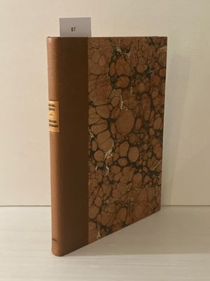 un livre posé sur une table, sur laquelle se trouve une étiquette avec un nom