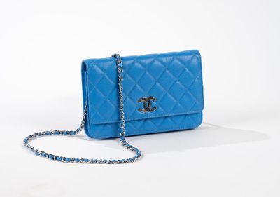 Portefeuille-sac Chanel en cuir d'agneau matelassé bleu, avec bandoulière à chaîne