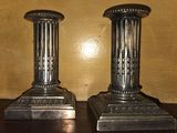 deux bougies posées sur une table