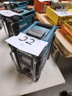 de nombreux types d'appareils électroniques posés sur une table