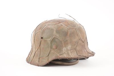 un casque fabriqué à partir d'argile et de fil de fer