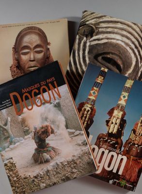 deux livres posés sur une table, avec une peluche dessus