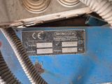 un gros plan d'une machine bleue sur laquelle est apposée une étiquette