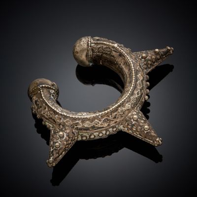 gros plan d'un objet métallique sur une surface noire