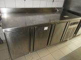 un comptoir en acier inoxydable dans une cuisine commerciale