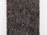 une image représentant une boîte sculptée sur laquelle figure une scène urbaine