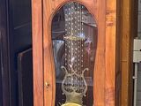 une horloge de parquet posée à même le sol dans une pièce