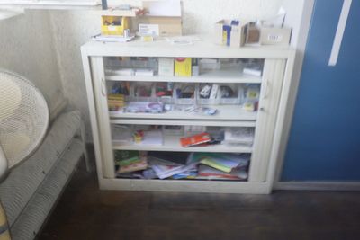 une bibliothèque remplie de livres, placée dans un coin de la pièce