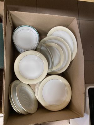 une boîte remplie d'assiettes posée sur un plan de travail