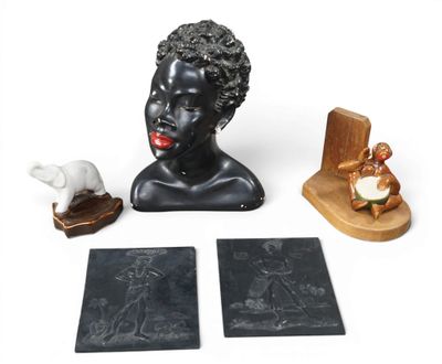 une statue représentant une femme avec un chat et d'autres objets