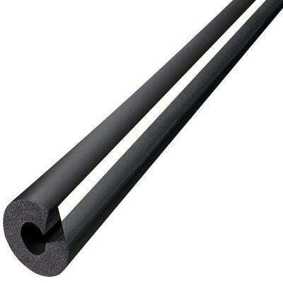 une paire de tubes en caoutchouc noirs sur fond blanc