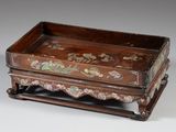 une petite boîte en bois ornée d'un motif floral