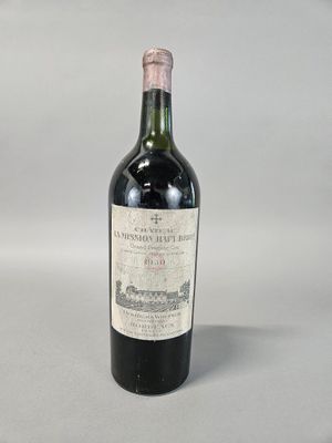 une bouteille de vin posée sur une table
