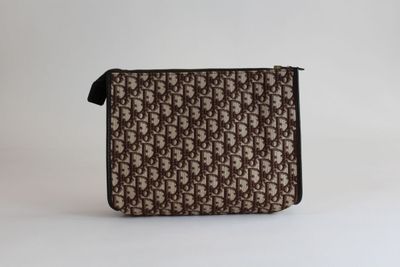 un sac à main marron et blanc avec une anse noire sur fond blanc