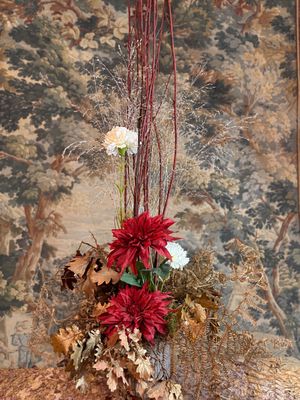 un vase contenant des fleurs, posé sur une table