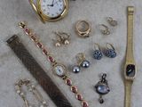 beaucoup de bijoux posés à même le sol