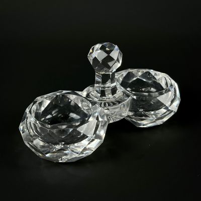 deux bougeoirs en verre transparent sur fond noir