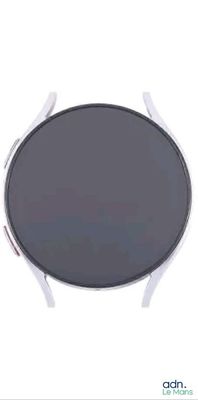 Les lunettes de soleil sont noires et blanches, avec une monture argentée.
