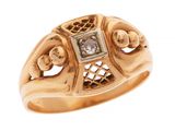 gros plan d'une bague en or et diamants sur fond blanc