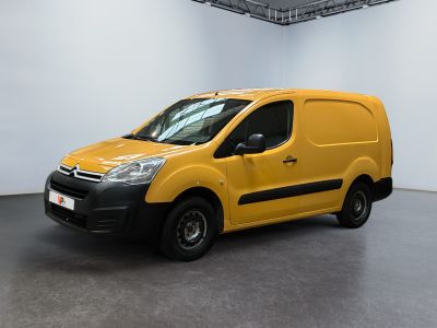 La camionnette jaune est garée dans la grande salle du bâtiment.