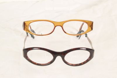 deux paires de lunettes posées l'une sur l'autre