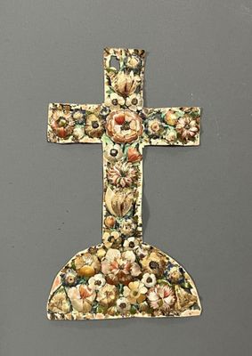 [Religion]. Petite CROIX reliquaire en papier et fleurs séch…