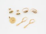 cinq paires de boucles d'oreilles en or et une paire de boucles d'oreilles