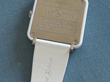 une montre-bracelet blanche munie d'une étiquette