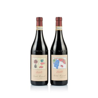 deux bouteilles de vin rouge posées l'une à côté de l'autre sur une surface blanche