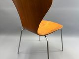 une image représentant une chaise avec une assise en bois et des pieds en métal