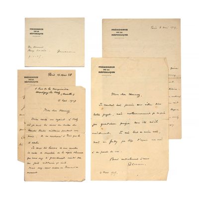 un lot de trois vieux papiers comportant des inscriptions manuscrites