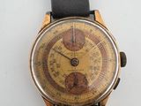 un gros plan d'une montre-bracelet avec un bracelet en cuir
