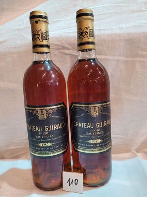 deux bouteilles de vin posées l'une à côté de l'autre sur une table