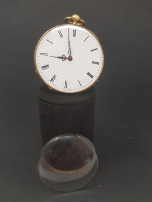 a small clock that is sitting on top of a table