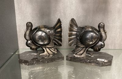 deux statues de dindes posées sur une table en verre