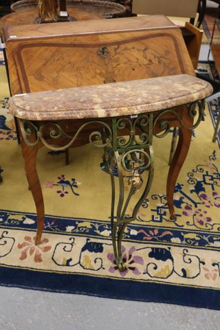 Console d’applique en métal laqué vert et plateau marbre rose