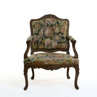 Fauteuil à dossier plat en bois naturel mouluré et sculpté d…