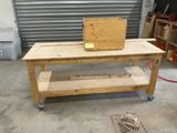 une table en bois sur laquelle est posée une boîte