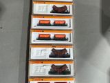 de nombreux modèles différents de trains miniatures exposés dans un magasin