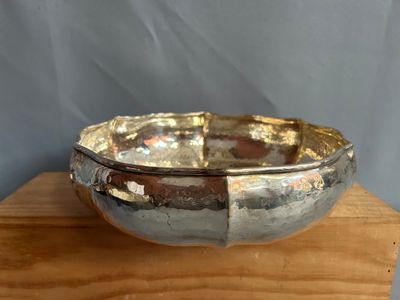 Battuto A Mano Grande coupe en métal argenté martelé.