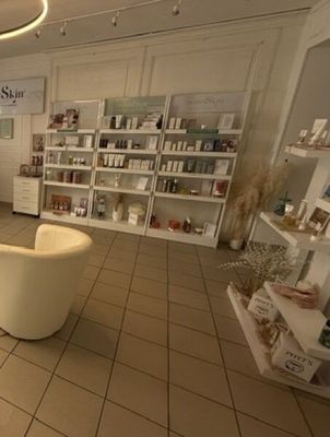 une grande pièce avec de nombreux livres sur les étagères